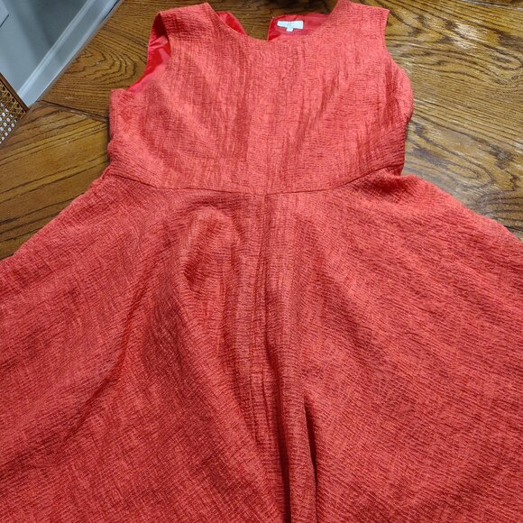 Dresses & Skirts - Sleevless Dress with Flowy Bottom